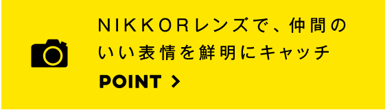 サーフトークで盛り上がる楽しげな表情を高い描写力でキャッチ。