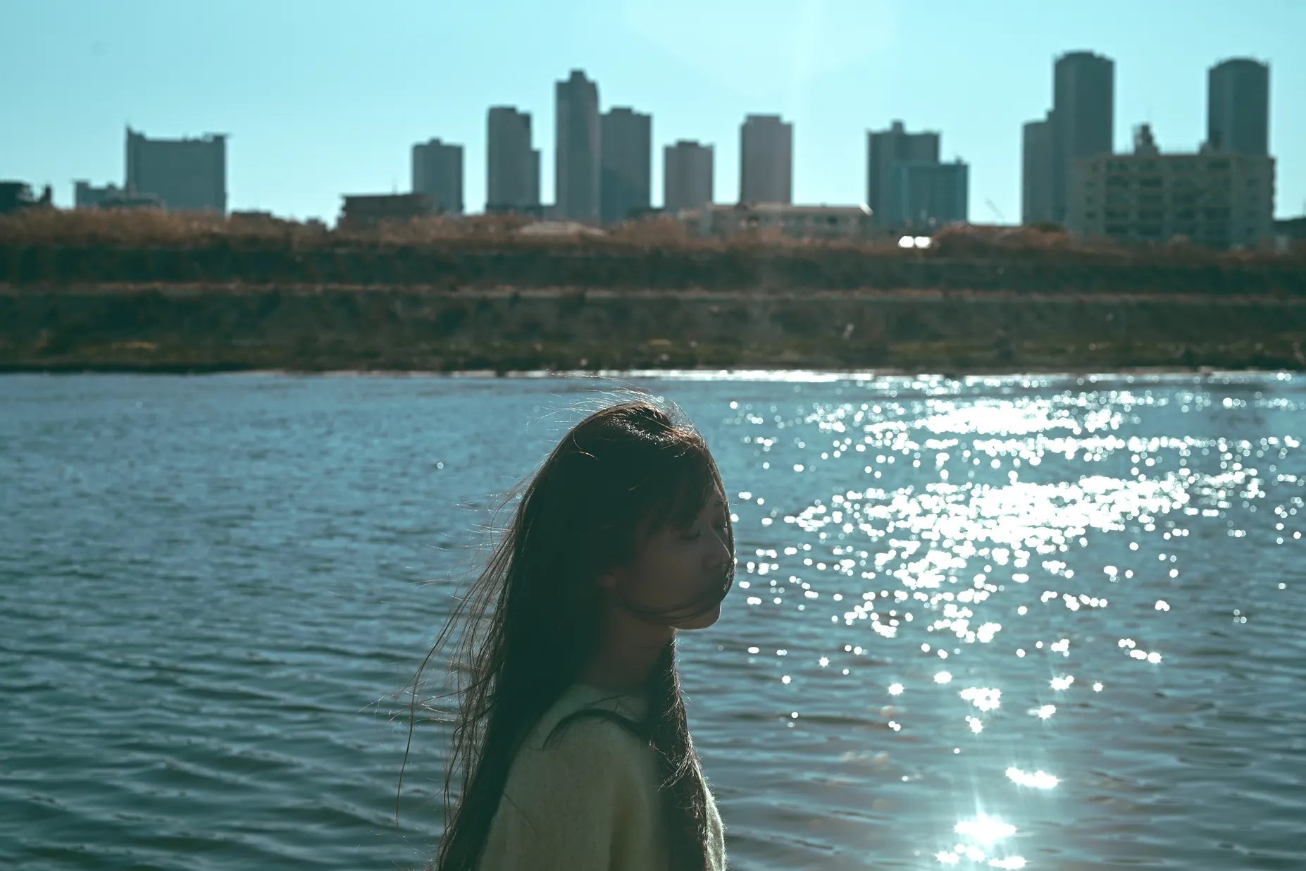 Photo: ビル群・河川・女性