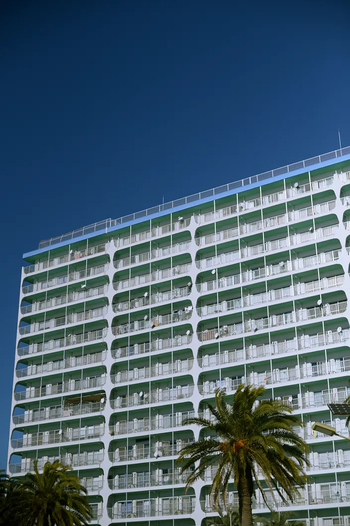 Photo: 青空・マンション・椰子の木