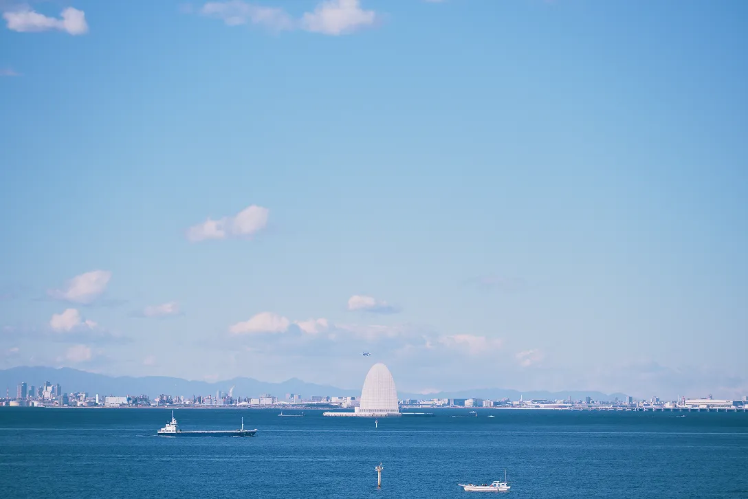 Photo after arrangement: 海・船舶・青空