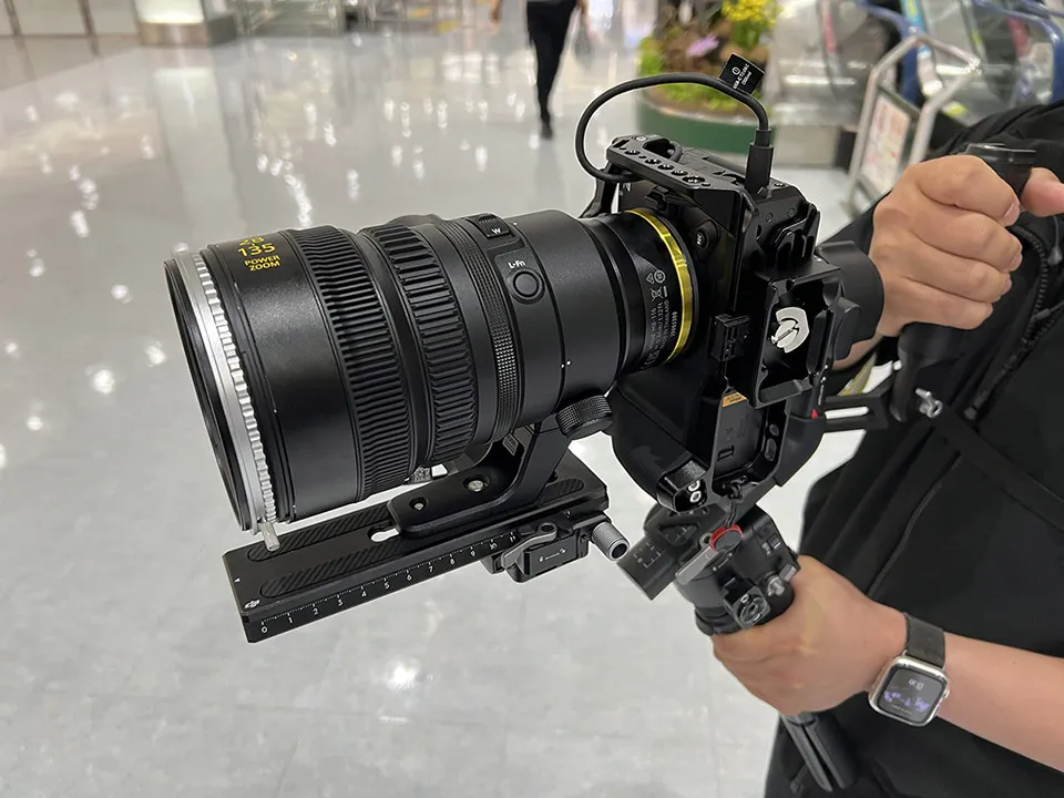 NIKKOR Z 28-135mm f/4 PZをZRに装着