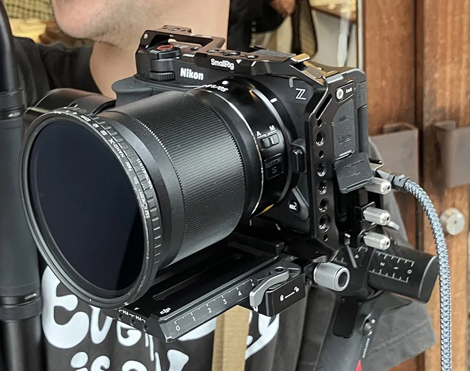 SmallRigの専用ケージに入れてジンバルに載せたZR