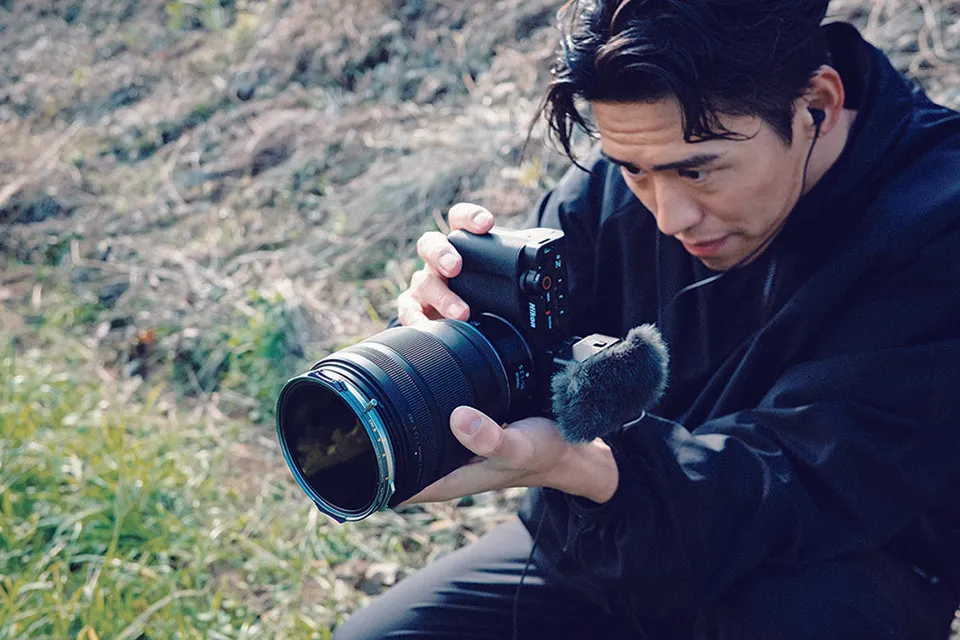 NORIさんがZRを手持ちで撮影している様子