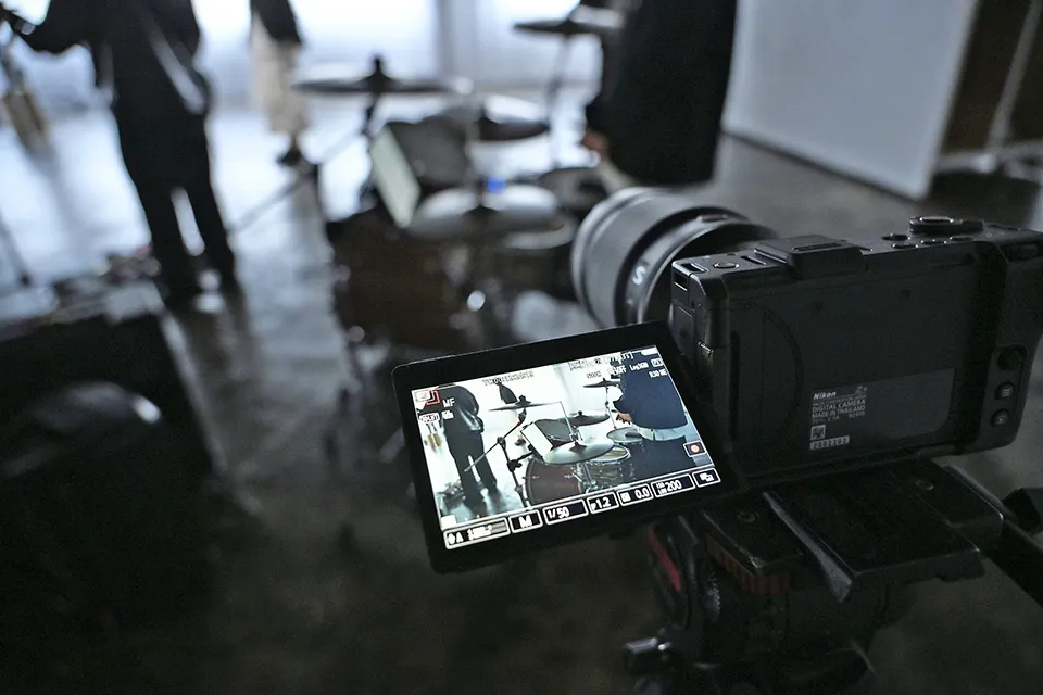 ドラムの横の据え置きのカメラ