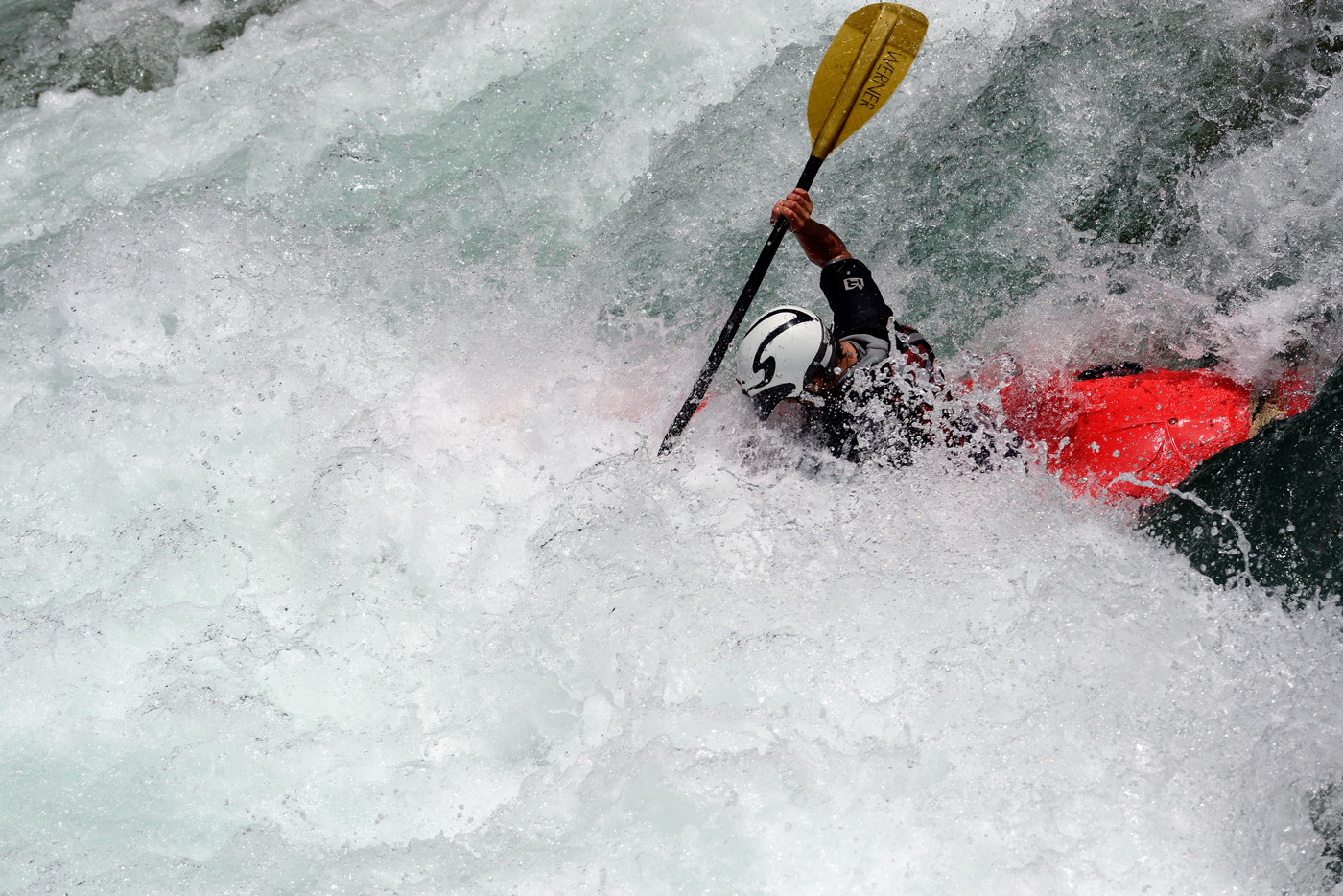 取り回しがよく手持ちで軽快に動けることも300mm f/2.8の利点である。岩の上を移動しながら、ベストポジションを決めその場所で待つ。