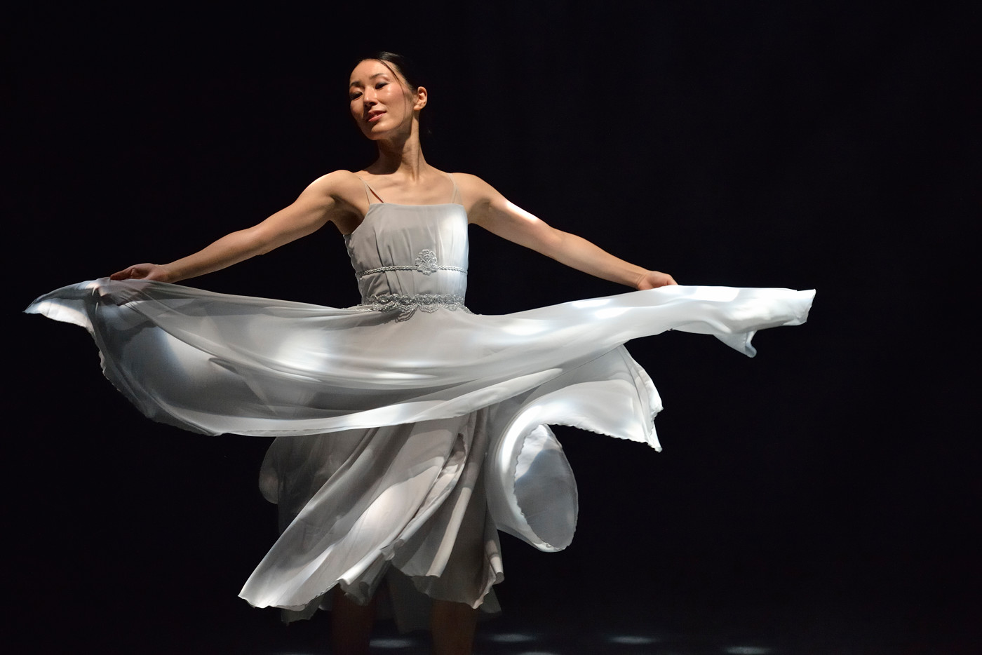 クラシックバレエなどとは異なり、動きの読みにくい彼女の舞踏を捉えるためにも、明るく一定のF値を持ったズームレンズは有利に働いてくれる。