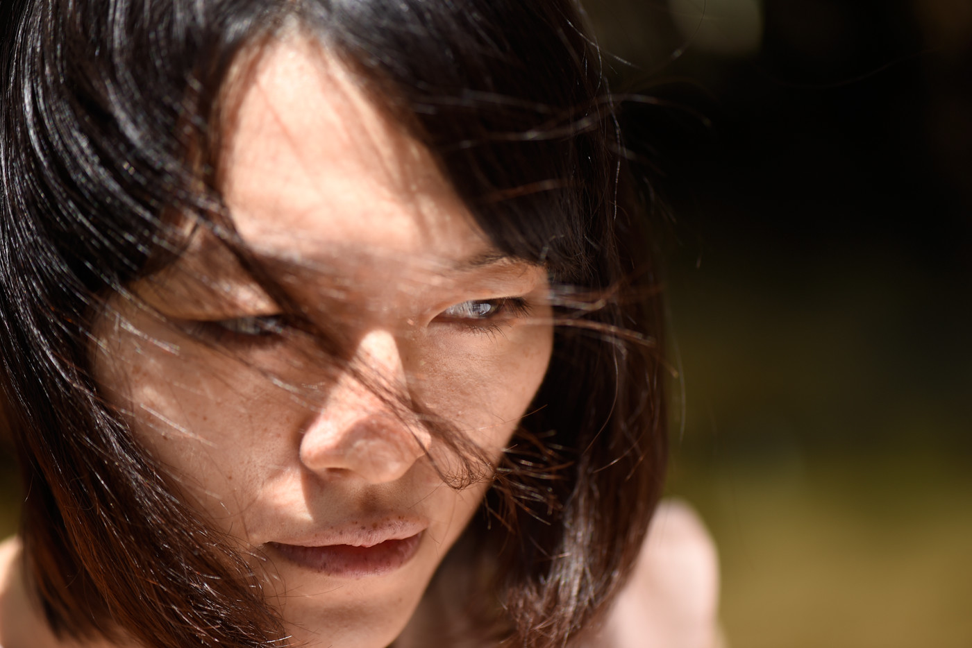 朝から森の中のさまざまな場所で妹を撮った。