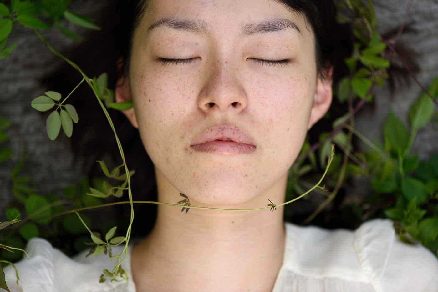 このレンズは、ピントの合った眼や風に揺れる髪、肌の質感を克明に描写し、そこから始まるなだらかな変化の自然なボケ味で表現に深みを与えてくれた。