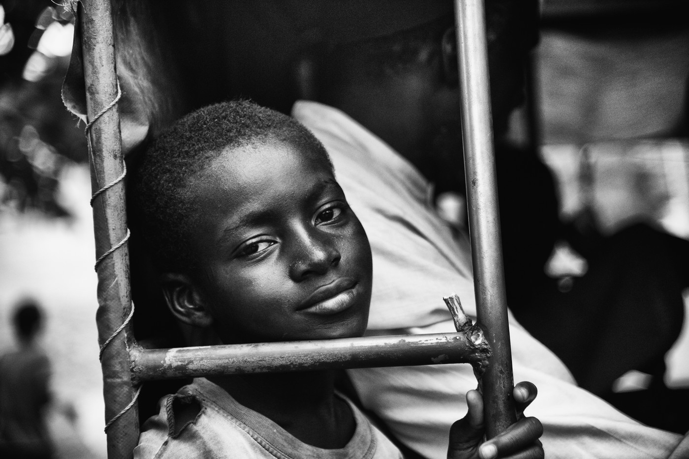 あてのない待ち時間を彼女の家族とともに過ごしながら、少しずつ心を通わせレンズを向ける。