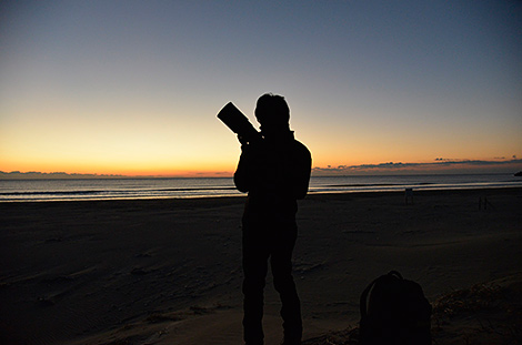 明け始めた空、オレンジに輝く水平線