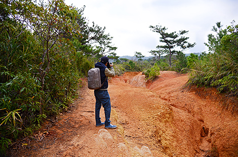 赤土の地形が面白い本島中部の山間部