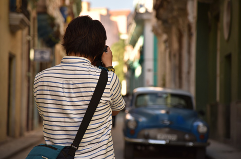 眼の前を通るクラシックカーを撮影