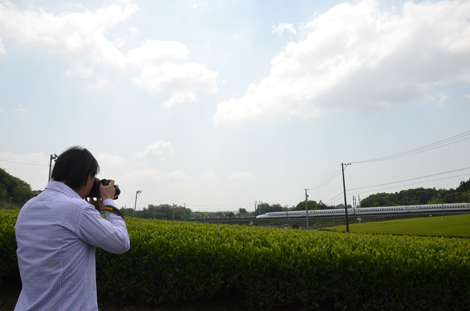 一瞬で走り抜ける新幹線を超望遠で狙う