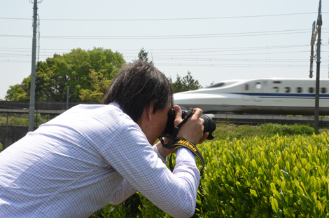 撮影ポジションを変え広角で迫る