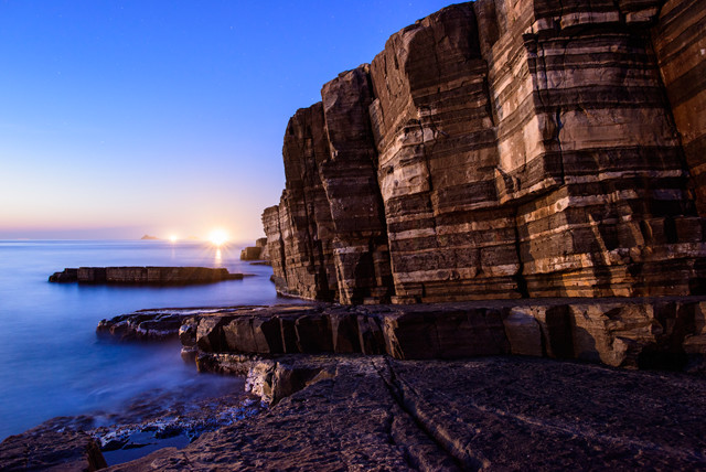 作品2：山口県、須佐のホルンフェルス断崖