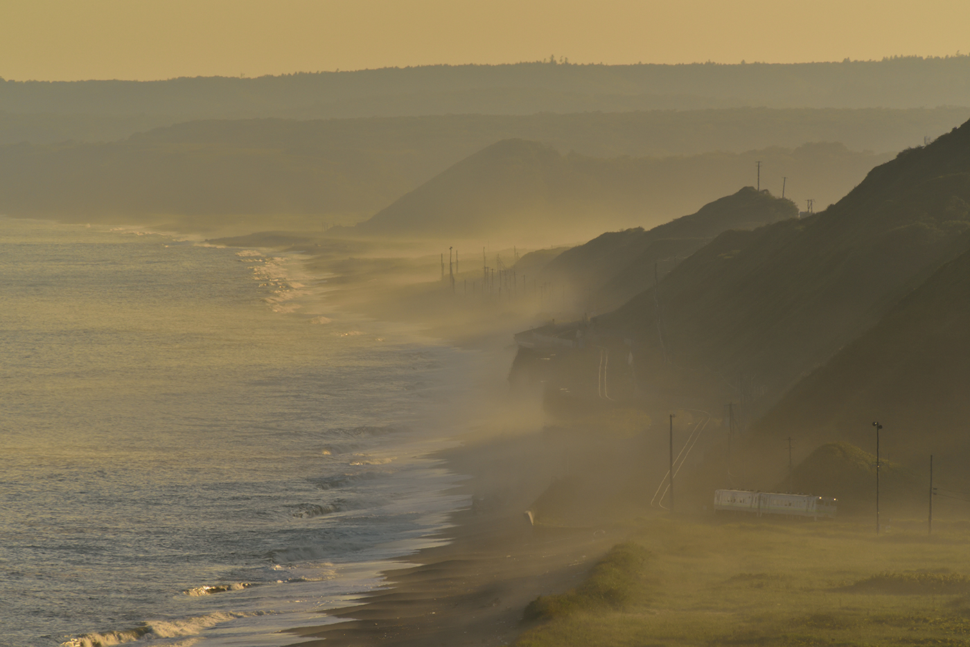 作品4：北海道の根室本線（音別～古瀬）、夕日に照らされた海霧の中を走る車両