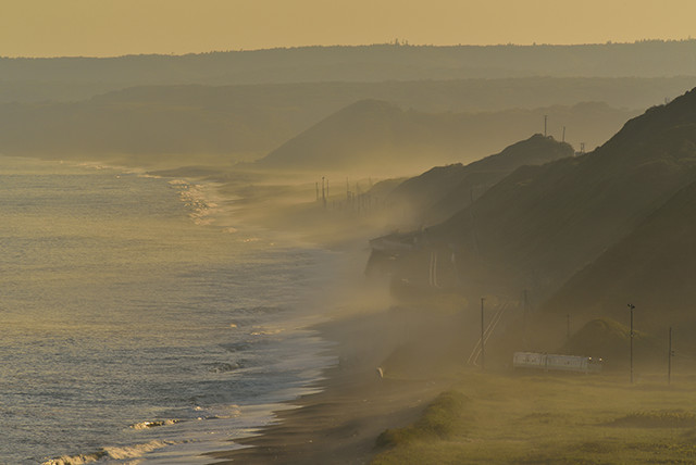 作品4：北海道の根室本線（音別～古瀬）、夕日に照らされた海霧の中を走る車両