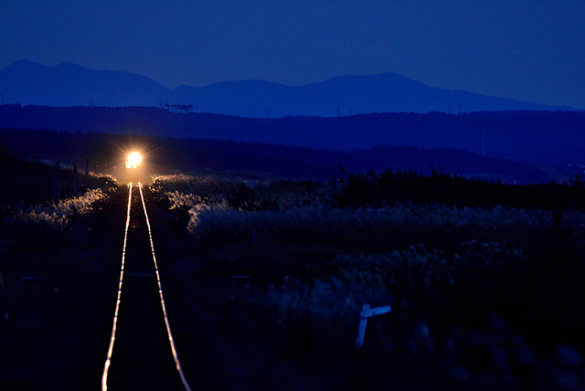 作品5：青森県の大湊線（有戸～吹越）、夕闇迫る中、待ち望んだ光が現れる