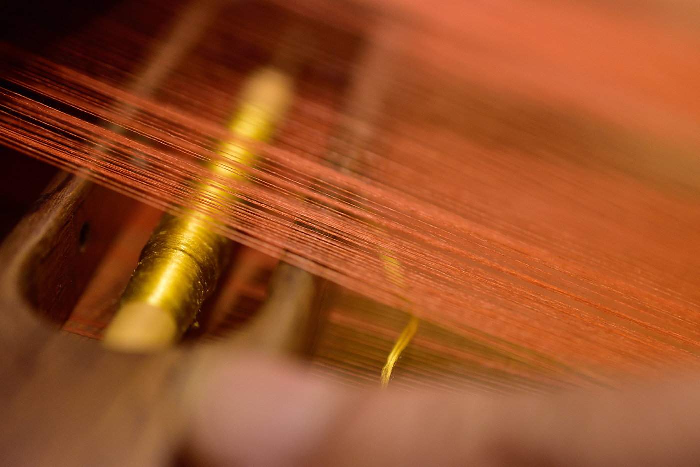 作品3：たて糸に通されるよこ糸の杼（ひ）