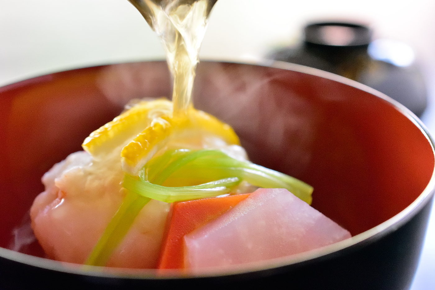 作品4：海老しんじょうのお椀に張られる出汁