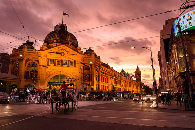 作品2：メルボルン、フリンダースストリート駅前の夜景