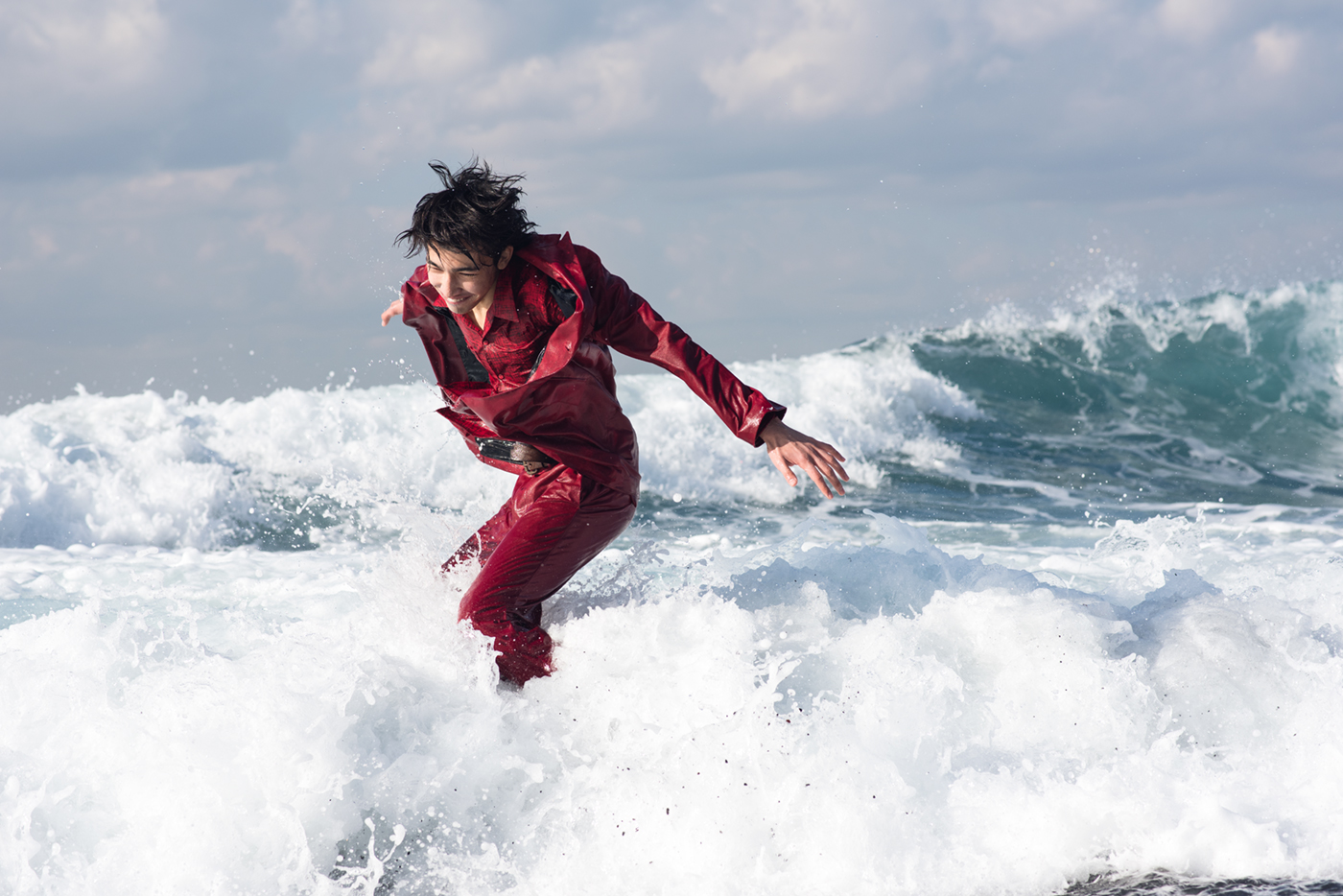 作品2：島の南西に位置する、砂の浜でのシーン