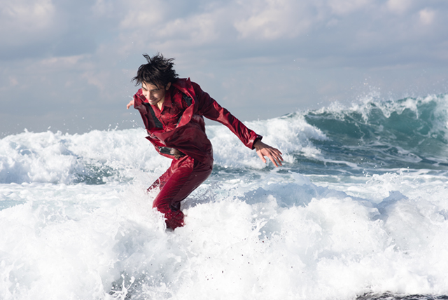 作品2：島の南西に位置する、砂の浜でのシーン