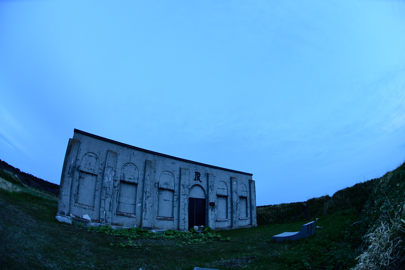 作品5：落石岬、旧落石無線送信所（現・池田良二スタジオ）と薄暮の空