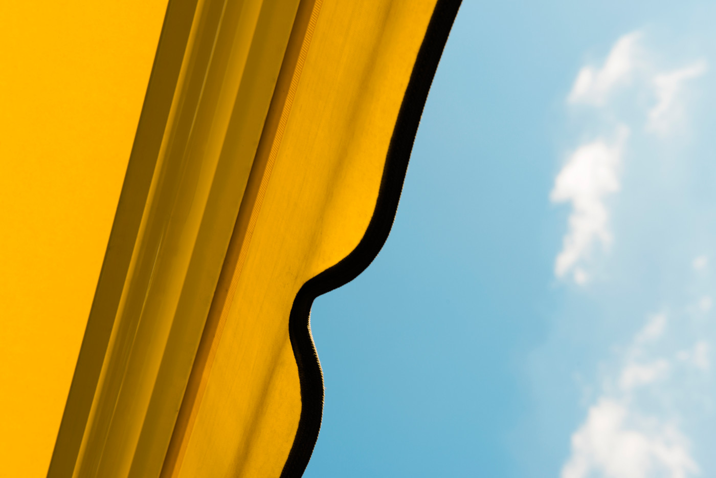 看板の一部や建物の壁面、ショーウィンドウの片隅、店舗の出入り口など、自分のアンテナにひっかかるものを撮り続けた。