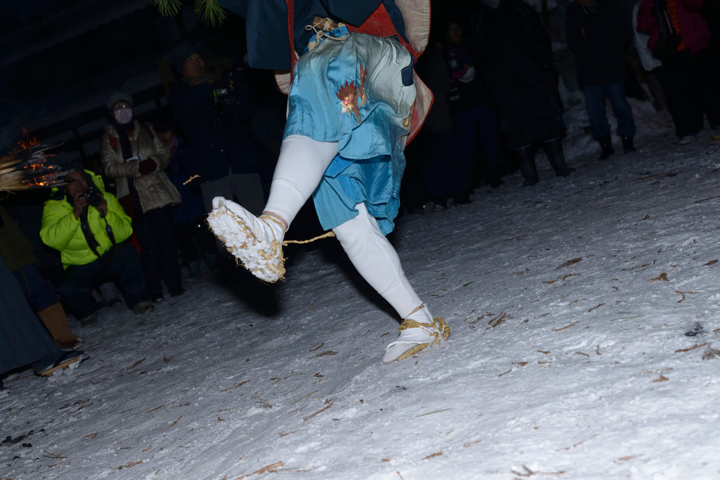 この日は、明るい開放絞り値と高い解像力の50mm f/1.4で、幻想的な真夜中の祭りを撮ることが狙いだった。