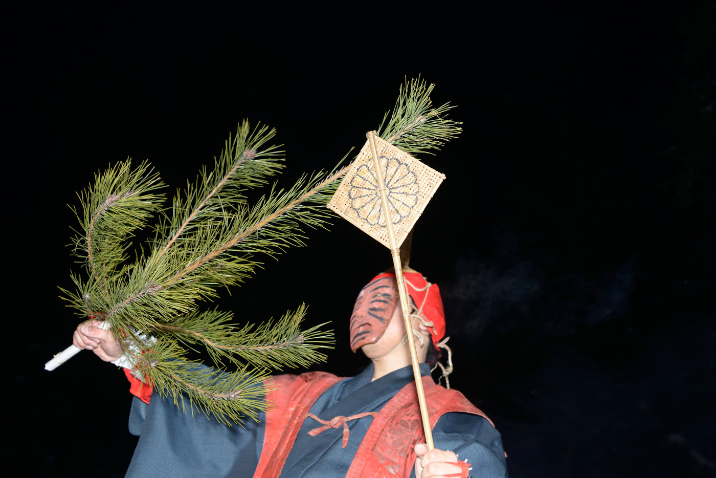 深夜の境内、スピードライト無しという厳しい条件だが、祭りの雰囲気全体を捉えるため、あえてf/4まで絞り込んだ。