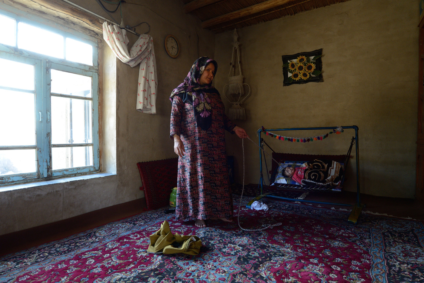 イランの首都テヘランから数日かかる移動経路と、現地の生活に溶け込み、たとえ狭い室内であってもシャッターチャンスを逃さないことを考えた選択である。