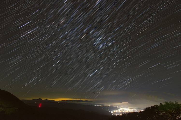 ●カメラ：D7500 ●レンズ：AF-P DX NIKKOR 10-20mm f/4.5-5.6G VR ●撮影モード：マニュアル、f/8 ●ISO感度：1000 ●1枚あたりの露出時間とコンポジット枚数：10秒×100枚