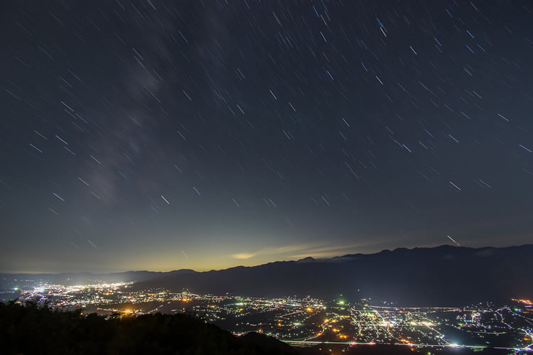 ●カメラ：D7500 ●レンズ：AF-P DX NIKKOR 10-20mm f/4.5-5.6G VR ●撮影モード：マニュアル、10分、f/5.6 ●ホワイトバランス：オート ●ISO感度：200 ●ピクチャーコントロール：フラット ●フィルター：なし