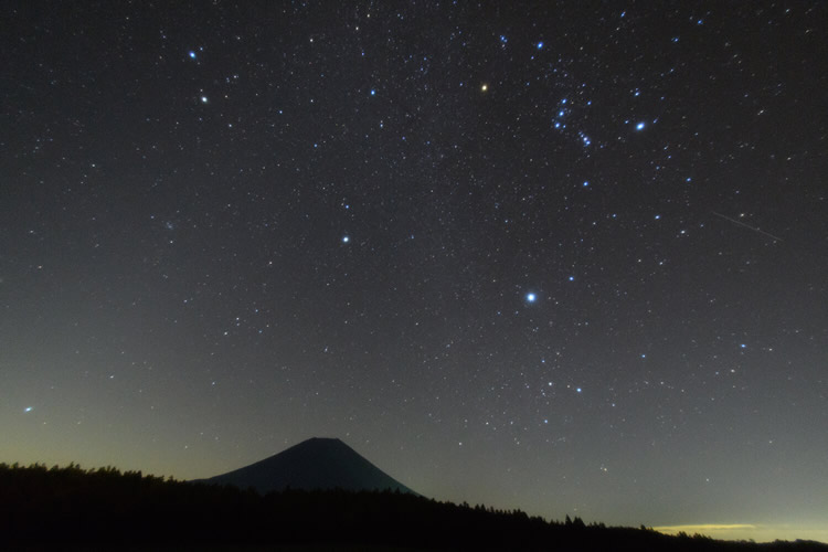 ●カメラ：D7500 ●レンズ：AF-P DX NIKKOR 10-20mm f/4.5-5.6G VR ●撮影モード：マニュアル、30秒、f/5.6  ●ホワイトバランス：晴天 ●ISO感度：6400 ●ピクチャーコントロール：風景 ●フィルター：ニコンニューソフトフォーカスフィルター