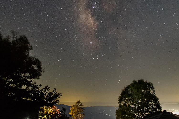 ●カメラ:D7500 ●レンズ:AF-S DX NIKKOR 16-80mm f/2.8-4E ED VR ●撮影モード:マニュアル、15秒、f/3.5 ●ホワイトバランス:オート ●ISO感度:6400 ●ピクチャーコントロール:フラット ●フィルター:なし