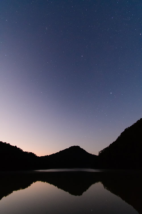 ●カメラ：D7500 ●レンズ：AF-P DX NIKKOR 10-20mm f/4.5-5.6G VR ●撮影モード：マニュアル、20秒、f/5 ●ホワイトバランス：晴天 ●ISO感度：3200 ●ピクチャーコントロール：風景 ●フィルター：なし