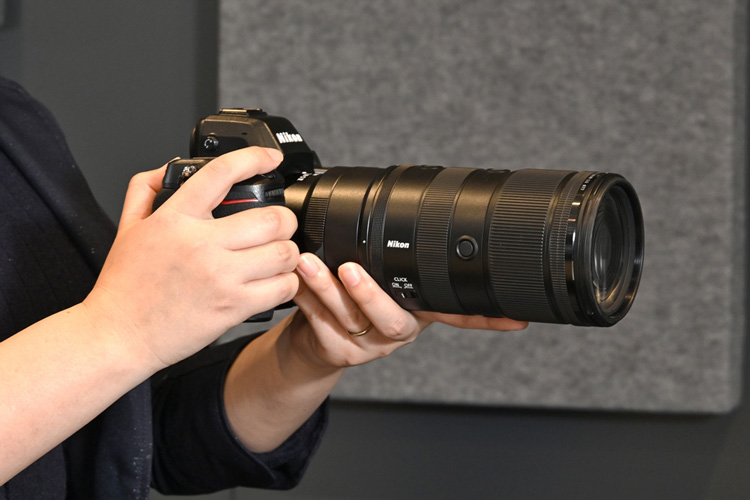 「NIKKOR Z 70-200mm f/2.8 VR S II」レンズを装着したカメラを両手で持つ写真