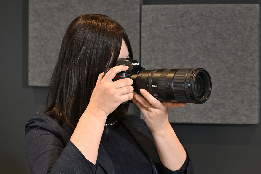 カメラを構える近藤氏の写真
