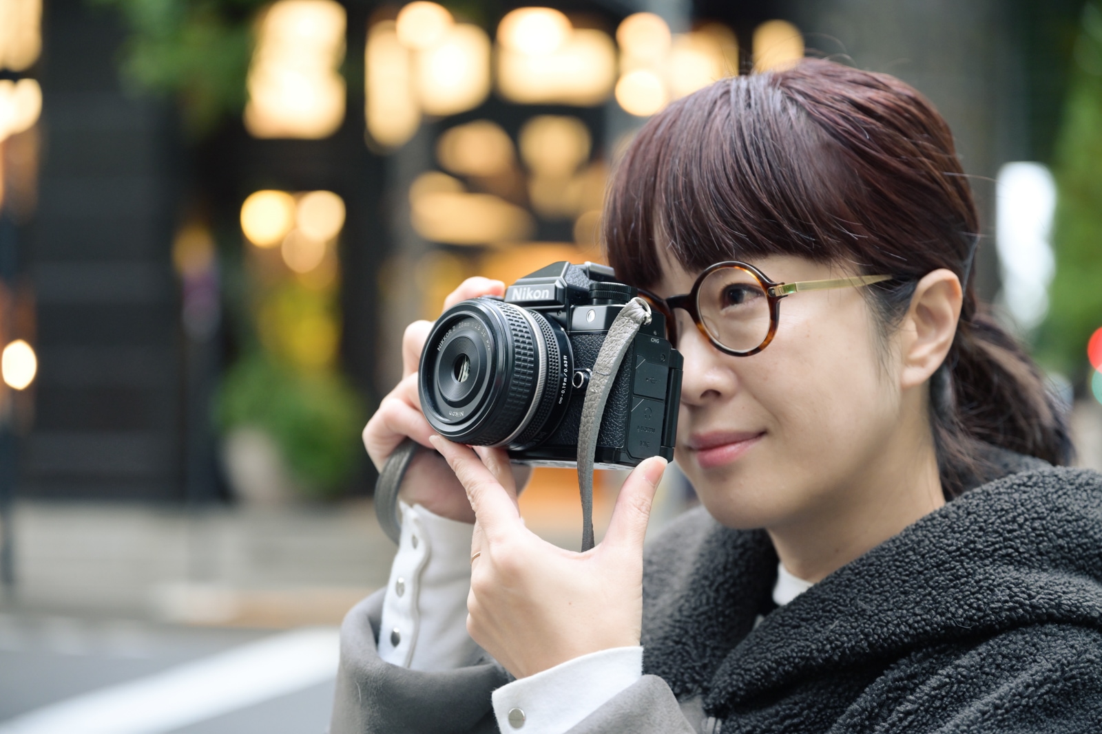 撮影中のコムロミホさん