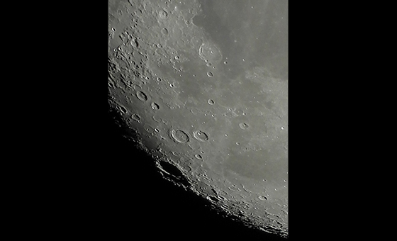 ●カメラ：COOLPIX P1000 ●焦点距離：約12000mm相当（35mm判換算）●撮影モード：マニュアル、1/100 秒、f/8 ●ホワイトバランス：4550K ●ISO感度：100 ●ピクチャーコントロール：ニュートラル