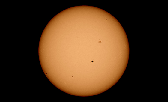 ●NDフィルター：ND400＋ND16+ND4で1/25600に減光 ●カメラ：COOLPIX P1000 ●焦点距離：約2000mm相当（35mm判換算）●撮影モード：マニュアル、1/2000秒、f/7.1 ●ホワイトバランス：オート1 ●ISO感度：100 ●ピクチャーコントロール：モノクローム、コントラスト +3、調色 セピア