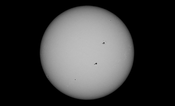 ●NDフィルター：ND400＋ND16+ND4で1/25600に減光●カメラ：COOLPIX P1000 ●焦点距離：約2000mm相当（35mm判換算）●撮影モード：マニュアル、1/2000秒、f/7.1 ●ホワイトバランス：オート1 ●ISO感度：100 ●ピクチャーコントロール：モノクローム、コントラスト +3、調色なし