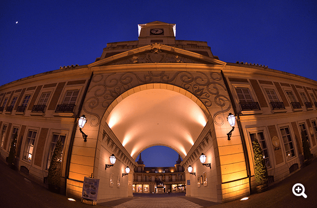 ●カメラ：D7500 ●レンズ： AF DX Fisheye-Nikkor 10.5mm f/2.8G ED ●撮影モード：プログラムオート、1/100秒、f/2.8 ●ホワイトバランス：白色蛍光灯 ●ISO感度：オート（ISO 1250）