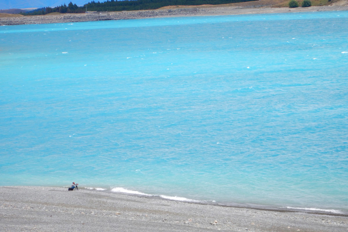 氷河が削った微粒子が水に溶け込んだ、まるで南の海のような色をしたプカキ湖。こんな美しい場所でただ一人、思う存分に撮影するぜいたくを楽しんだ。