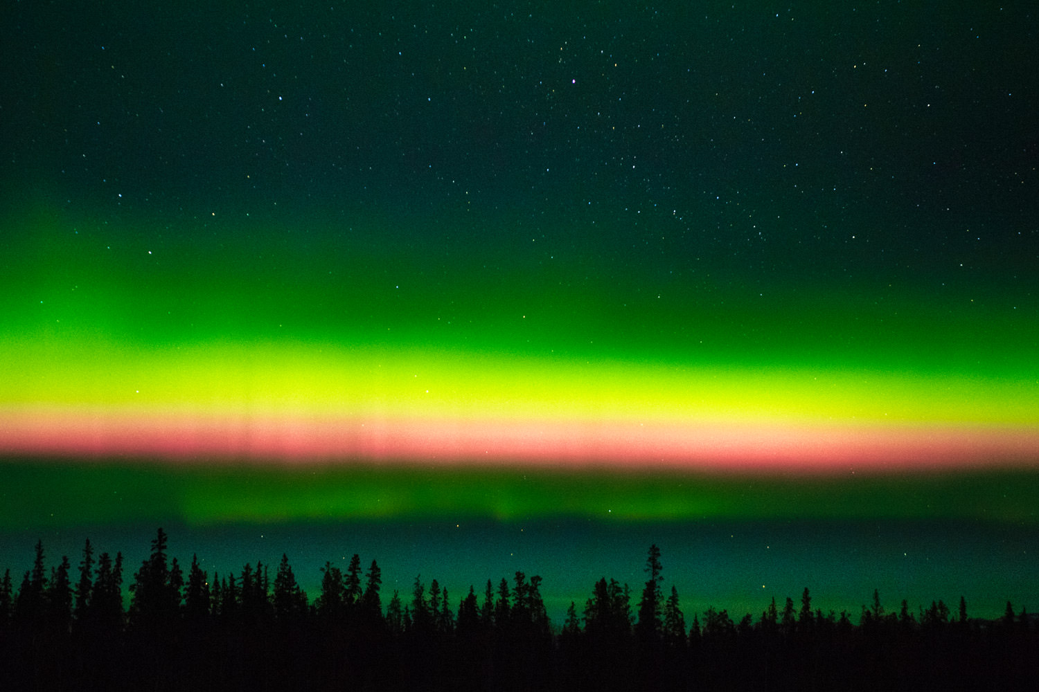 色を放つオーロラ