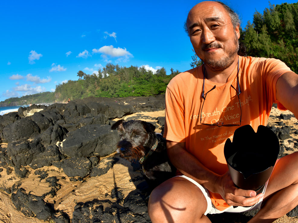 サーファーが連れてきた犬が、飼い主が海に入って寂しくなったのか、僕のところに寄って来て膝にくっ付き、海を心配そうに眺めていた。カウアイ島