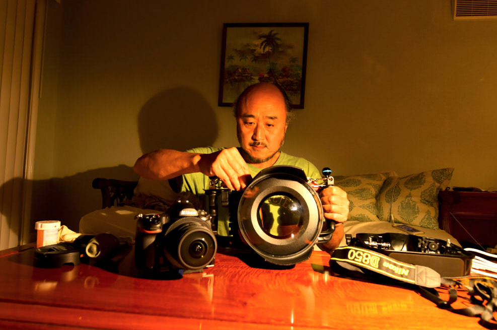 水中撮影の前の晩、水没しないよう水中ハウジングを慎重にセッティングする。