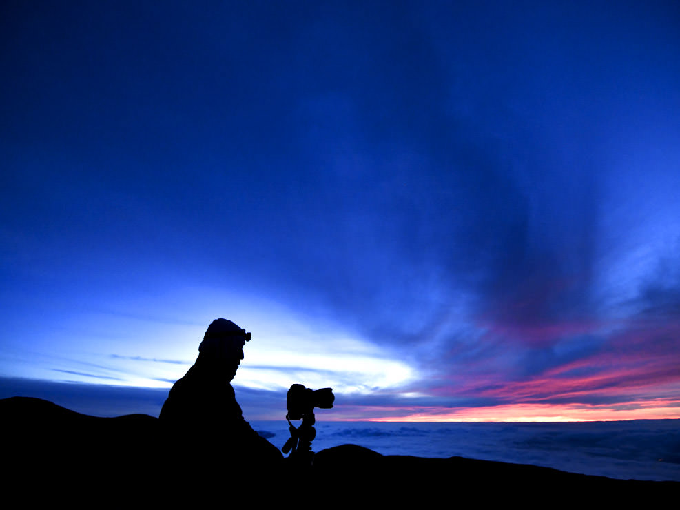 標高4000mでタイムラプス撮影中。意識して大きく呼吸し、高山病にならないようにした。