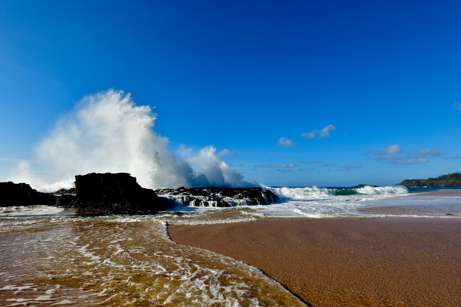 波にもまれる溶岩
